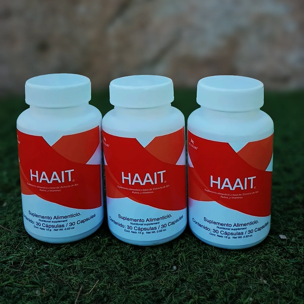 Tres frascos de HAAIT de Westerlund Health al aire libre