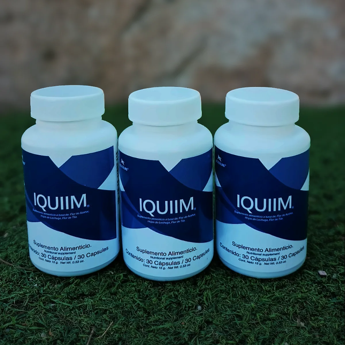 Tres frascos de IQUIIM de Westerlund Health al aire libre